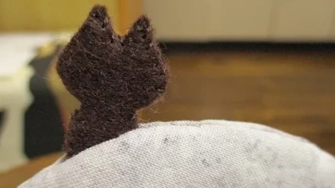ハチワレ猫の後ろ姿
