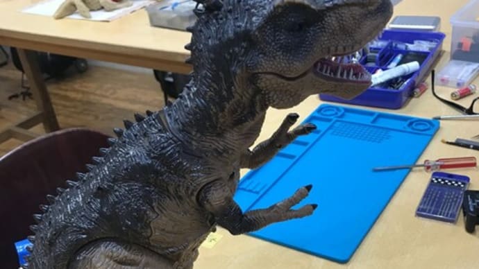 リモコン操作で歩く吠えるティラノサウルス!(篠原地区センター)