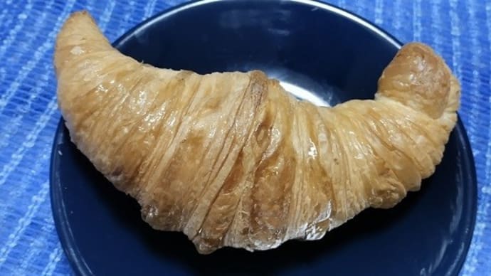 【03/03朝食】クロワッサン、久々にいつものベーカリーのなんだね:D