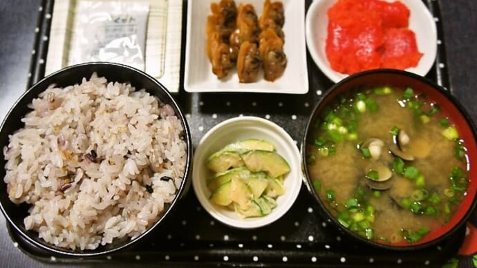 家で朝ご飯(十六穀ご飯に辛子明太子、焼きあさり、納豆、しじみ汁、メロンの味噌漬け)(2021年7月11日)