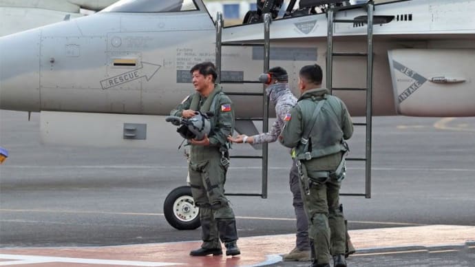 マルコス大統領はジェット戦闘機に搭乗