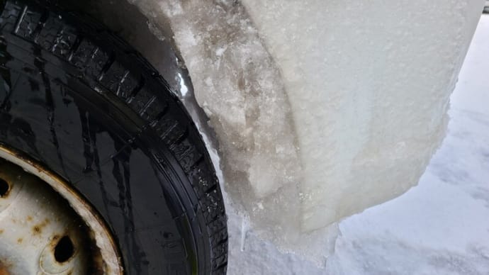車が動かない　タイヤハウスの氷