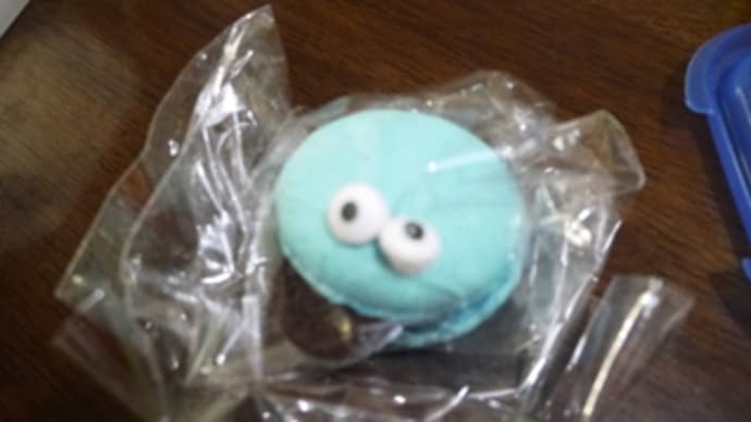 セサミストリートのクッキーモンスターのマカロン
