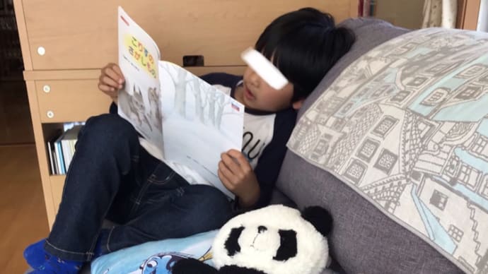 本読みをする孫