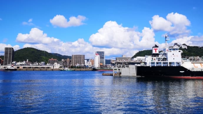 向島から見る尾道の街並み 青い!