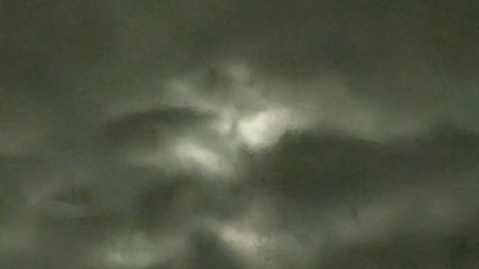 今日の月、雲に隠れて見えず 11月15日♫