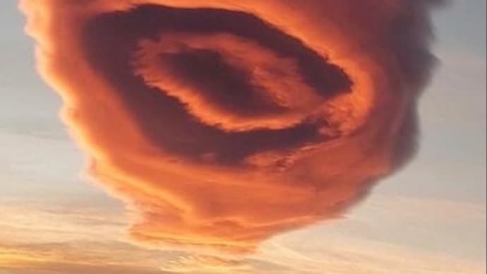 トルコ西部ブルサ上空で巨大な円形が重なる不思議な雲は女性の唇か