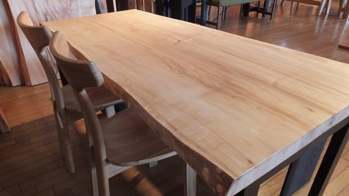 １０、お客様からのお問合せで、一番多いのが、お家に合う一枚板テーブルはどれ？一枚板と木の家具の専門店エムズファニチャーです。