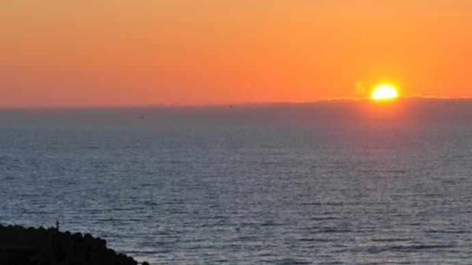 夕陽に沈むゴジラ岩
