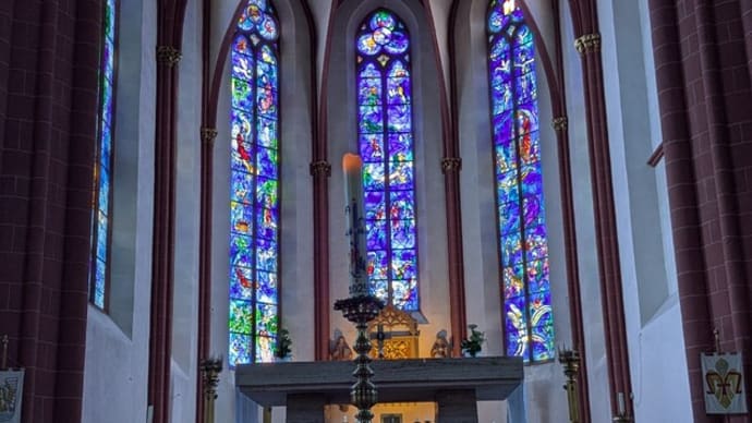 『St. Stephen 教会にてシャガールのステンドグラスを···』