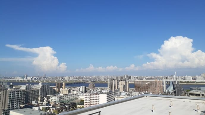 立秋過ぎた夕方の「砂町銀座商店街」は眩しい。
