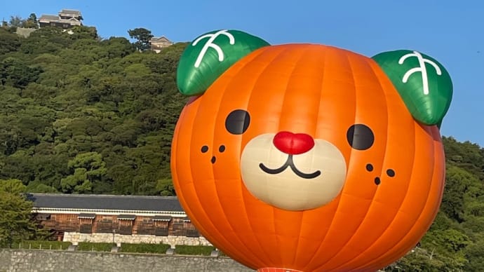 みきゃんの気球と松山城