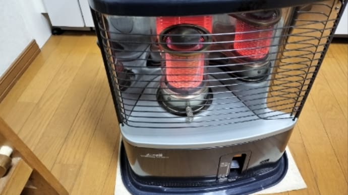 今年一番の寒さでストーブをつけました
