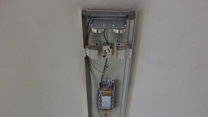 千葉県:千葉市中央区松波にて、キッチン照明&流し元灯交換工事