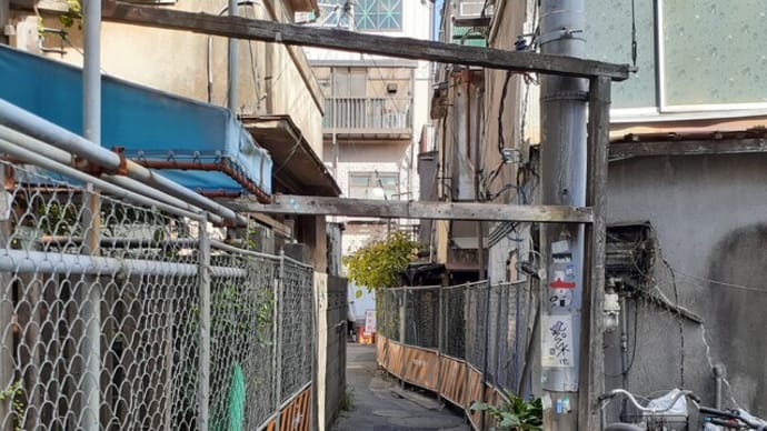 京成立石駅舎の解体始まる