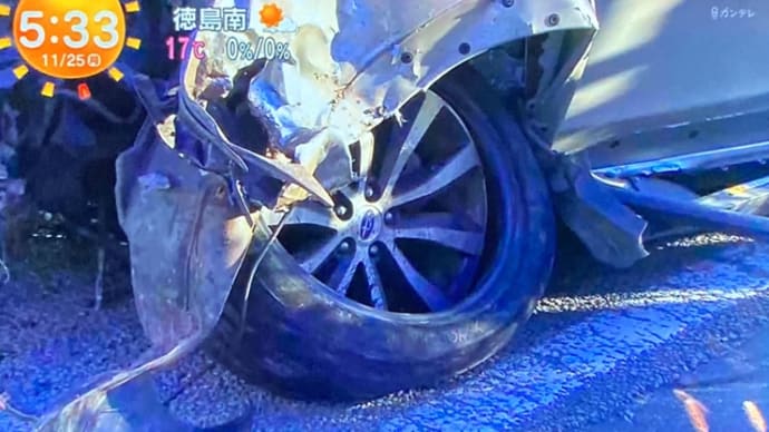 山梨でヴォケが交差点で止まって居た車に追突