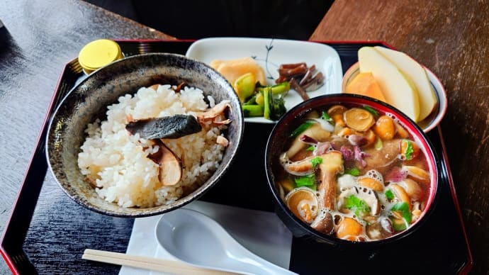 2023・10・25 遅い昼飯は山田牧場の見晴茶屋。今年初の松茸、
