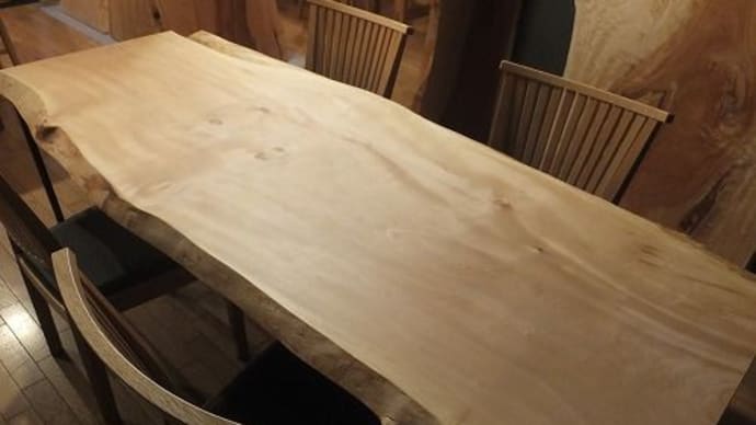1695、凹みもあるけど、そこが一枚板らしく味わい深い栃の一枚板です。白い栃さんです!! テーブルへセットしました。 一枚板と木の家具の専門店エムズファニチャーです。