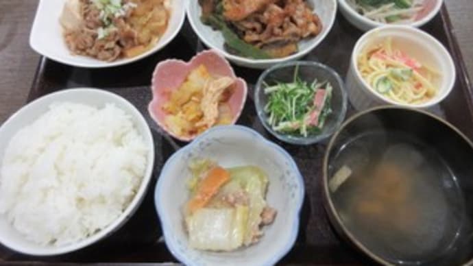 「食事と喫茶もとまち」、メイン2品が選べる、コーヒー付き日替わりランチ800円に、プラス200円でケーキ付に!