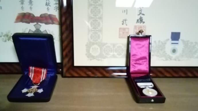 勲章を眺めながら感慨にふける幸せな一日