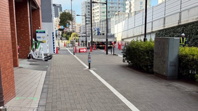 今日も歩道を歩けない