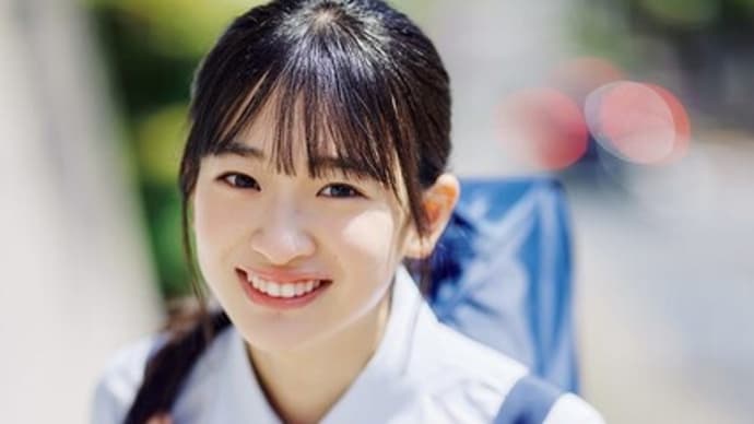 櫻坂46小島凪紗、無垢な笑顔＆初々しい制服姿にキュン 「アップトゥボーイ」初登場