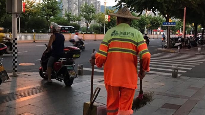 街の清掃員に賃金が払えない　中国の地方政府、財政難で半年未払いのケースも