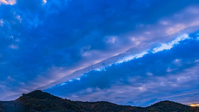 今朝の空模様、波状雲(ひつじ雲)が創り出した珍しい景色(11月)