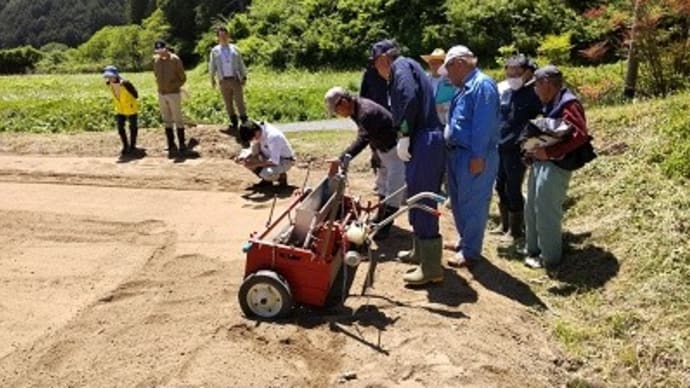 枝もの用クロマツの播種作業研修会が開催されました。