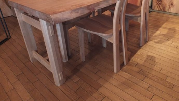 一枚板、店頭入れ替わりました。お勧めの一枚板テーブルをご紹介。一枚板と木の家具の専門店エムズファニチャーです。
