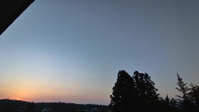 朝焼けとワイングラスの空