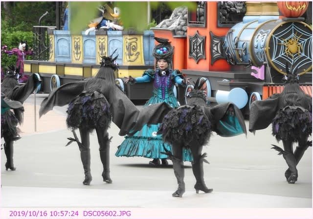 ダンサー 〈カラスのコスチューム スプーキー“Boo!”パレード ダンサー 〈カラスのコスチューム スプーキー“Boo!”パレード