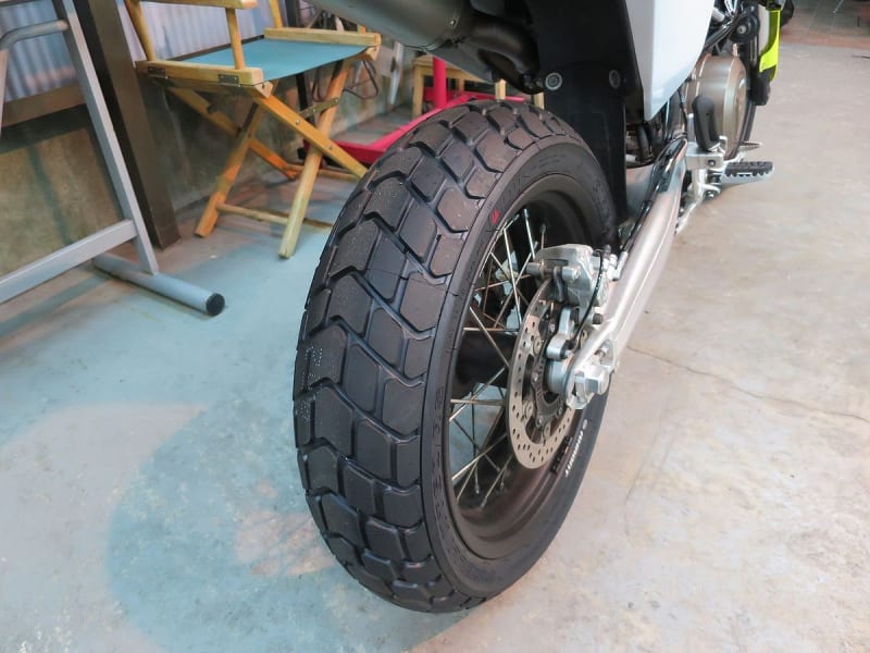 Husqvarna 701 SUPER MOTOにADVENTUREタイヤを履いてみました