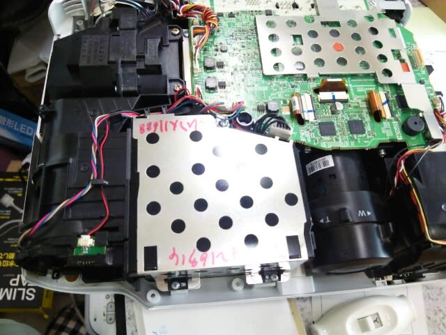 エプソンのプロジェクター修理 - トモエデンキの屁の突っ張り エプソンのプロジェクター修理 - トモエデンキの屁の突っ張り