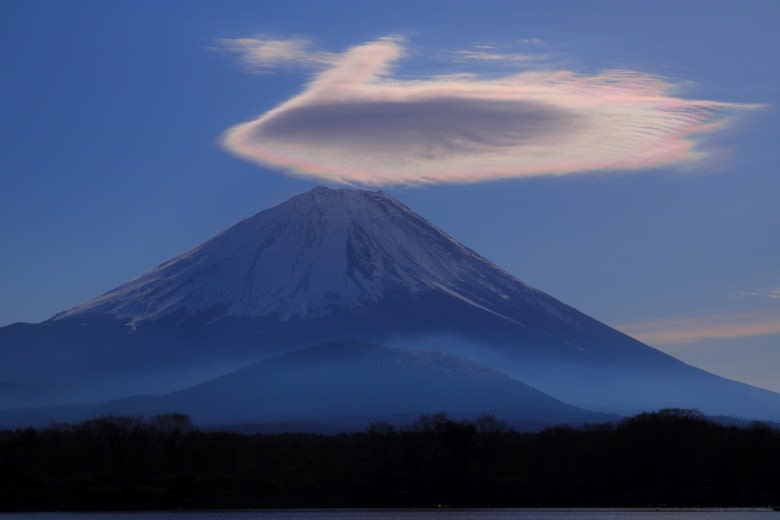 彩雲レンズ雲現る 精進湖 令和3年12月29日 - 山梨百名山から見る風景