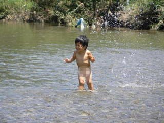 子供  水遊び 裸 学校法人 西武学園