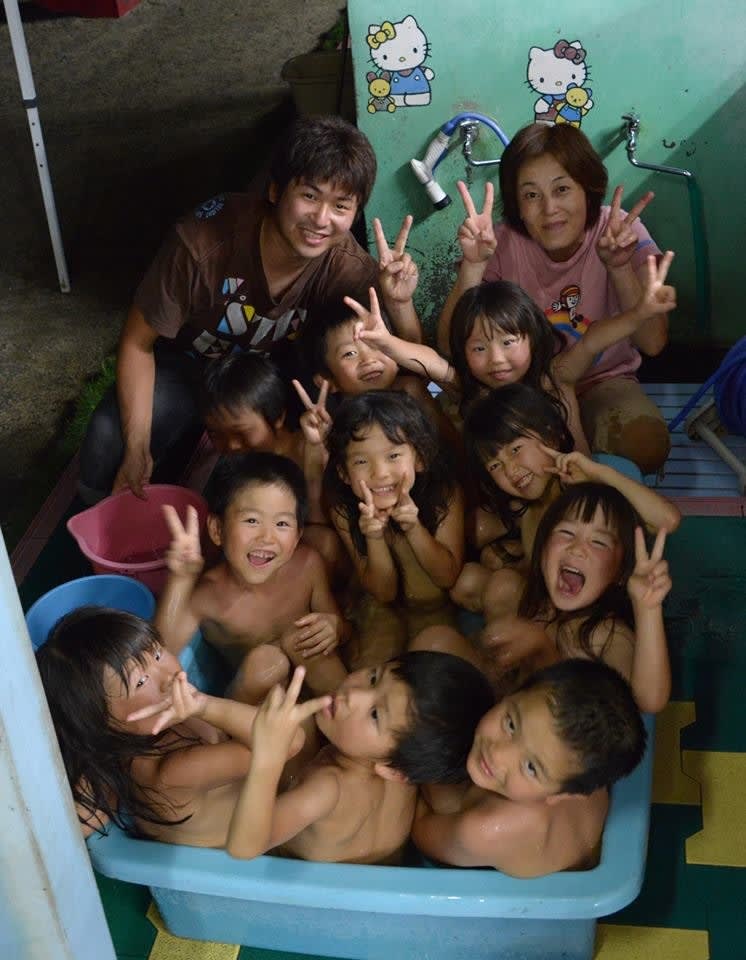 幼稚園　水遊び幼稚園児　すっぽんぽん 