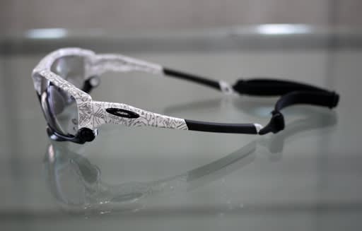 JAWBONEより進化を遂げた2代目「 RACING JACKET 」がオークリー JAWBONEより進化を遂げた2代目「 RACING JACKET 」がオークリー