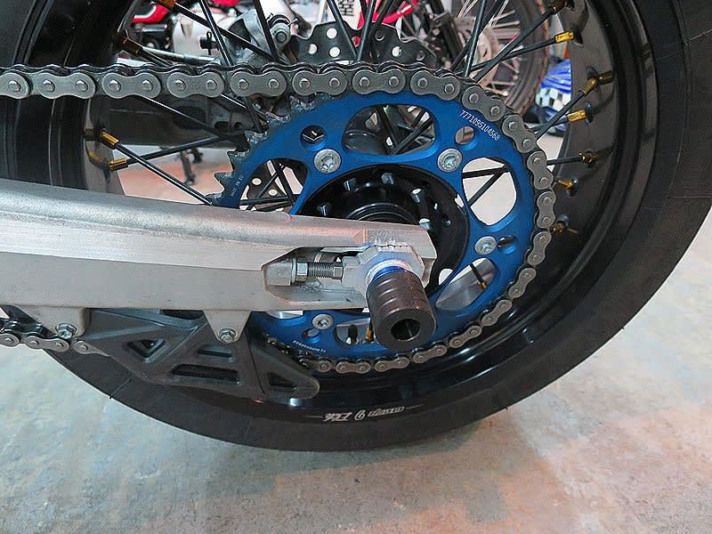 Husqvarna TE250i-SM に アクスルスライダーを付けてみました