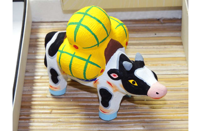 東近江市の郷土玩具・小幡人形の「俵牛」 29日発売の年賀切手に採用