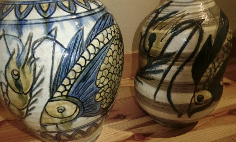 壺屋焼 白化粧地鉄絵唐草文花瓶 金城次郎作 - 夜噺骨董談義 壺屋焼 白化粧地鉄絵唐草文花瓶 金城次郎作 - 夜噺骨董談義