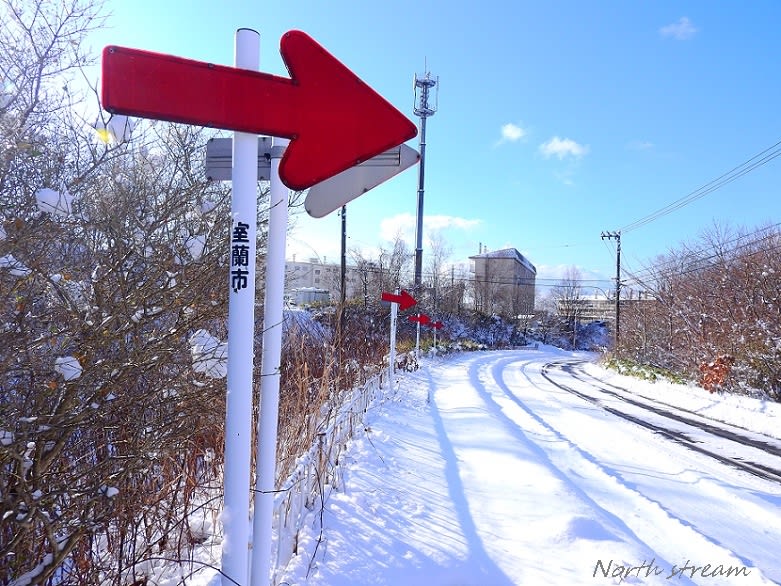 雪の降る朝の赤 2295. 旭川・初積雪明けの朝 - 撮って置きの日々