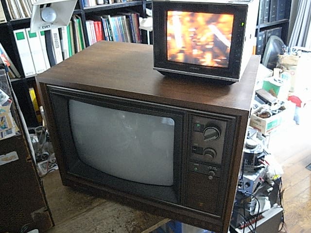 久々の大型カラーテレビ 松下 TH18-E38 (1976) - テレビ修理 久々の大型カラーテレビ 松下 TH18-E38 (1976) - テレビ修理