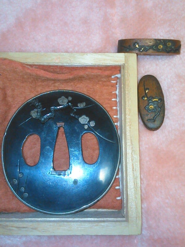 赤銅丸碁石型銀覆輪甲鋤彫銀色絵梅樹図鍔 - obugyoのまったり 赤銅丸碁石型銀覆輪甲鋤彫銀色絵梅樹図鍔 - obugyoのまったり