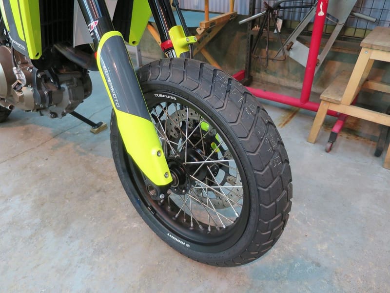Husqvarna 701 SUPER MOTOにADVENTUREタイヤを履いてみました Husqvarna 701 SUPER MOTOにADVENTUREタイヤを履いてみました