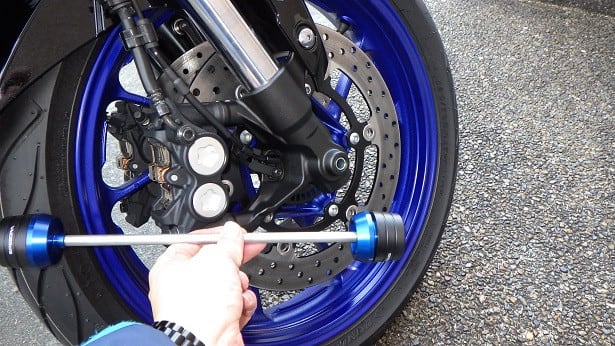 TRACER900GTにアクスルスライダーの取り付け - ぴかしのホビーワールド