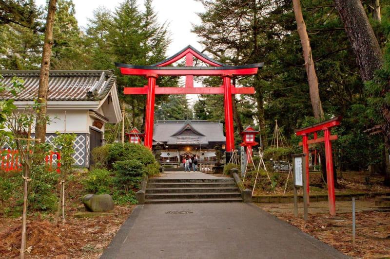 五泉市村松 日枝神社 の初詣 巫女さん待っている売店では タマ吉木札 と タマ吉絵馬 五泉市 セレクトショップ ふじうし のゆる いブログ
