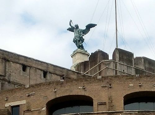 天使城と呼ばれる サンタンジェロ城 Castel Sant Angelo Kikoがスタート