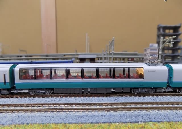 251系 スーパービュー踊り子 新塗装 入線です。KATO 10-474/475