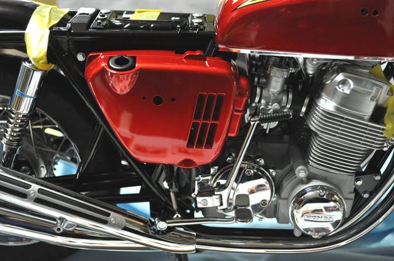 1/4 HONDA CB750FOUR を作る(その49:67号 右サイドカバー 1/4 HONDA CB750FOUR を作る(その49:67号 右サイドカバー